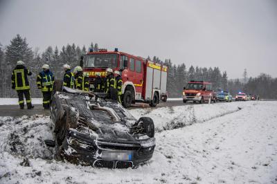 Schorndorf-Unterberken: Pkw aufgrund von Schneeglaette ueberschlagen - Fahrer verletzt